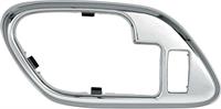 dörrhandtag inre 1995-02 GM C/K PICKUP TRUCK / SPORT UTILITY INNER DOOR HANDLE BEZEL W/ LOCK HOLE - CHROME; LH