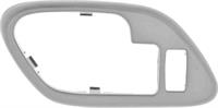 dörrhandtag inre 1995-02 GM C/K PICKUP TRUCK / SPORT UTILITY INNER DOOR HANDLE BEZEL W/ LOCK HOLE - GREY; LH